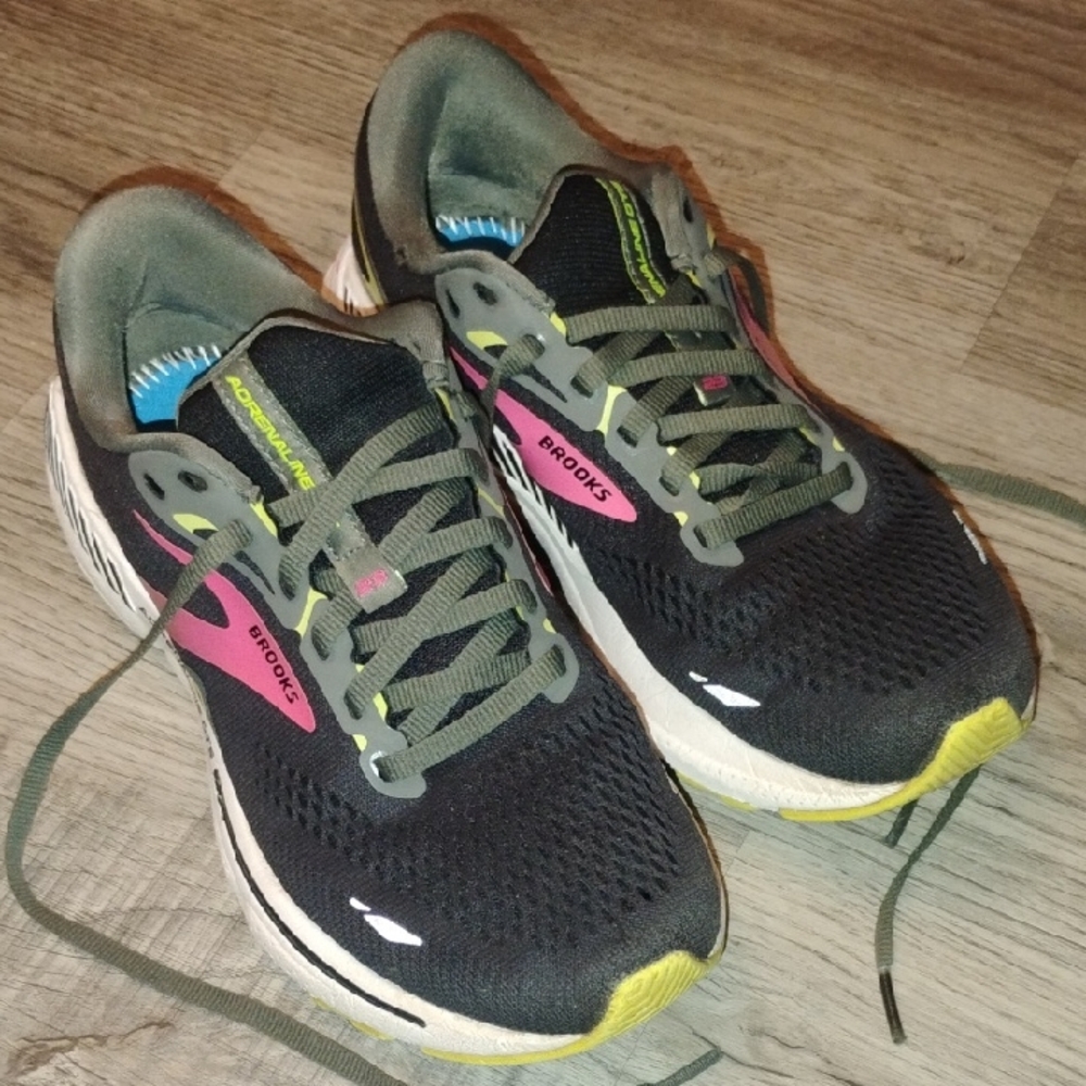 Brooks Adrenaline GTS 23 Black and Pink Athletic Shoes Women's Size 8